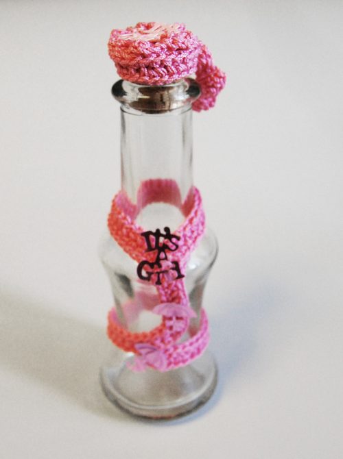 Sticla mir botez cu accesoriu macrame roz