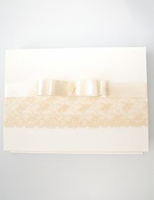 Cutie pentru cruciulite botez cu decor dantela crem
