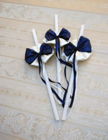 Set lumanari cristelnita cu decor crem si bleumarin