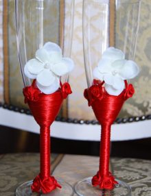 Pahare miri cu decor rosu si floare