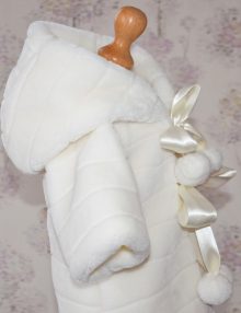 Paltonas pentru botez Amy