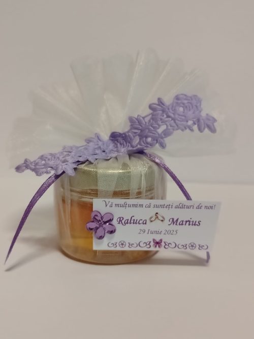 Mărturie nuntă cu miere naturală – borcănel personalizat 30 ml, săculeț organza albă & dantelă mov 1